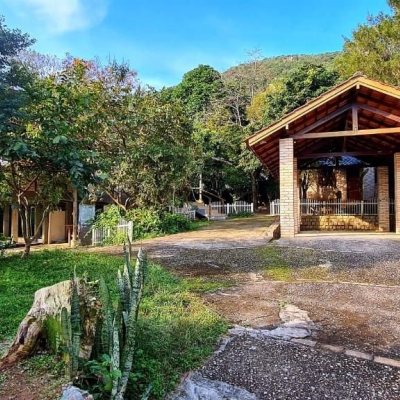 Casa Residencial com 130m², 3 quartos, 5 garagens, no bairro Sambaqui em Florianópolis