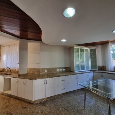 Casa Residencial com 327m², 4 quartos, 4 suítes, 3 garagens, no bairro Lagoa Da Conceição em Florianópolis