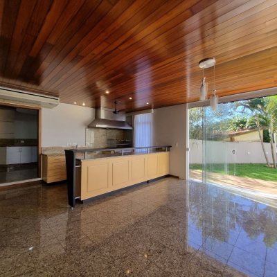 Casa Residencial com 327m², 4 quartos, 4 suítes, 3 garagens, no bairro Lagoa Da Conceição em Florianópolis