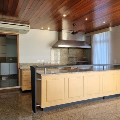 Casa Residencial com 327m², 4 quartos, 4 suítes, 3 garagens, no bairro Lagoa Da Conceição em Florianópolis