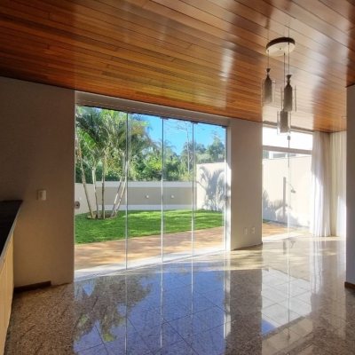 Casa Residencial com 327m², 4 quartos, 4 suítes, 3 garagens, no bairro Lagoa Da Conceição em Florianópolis