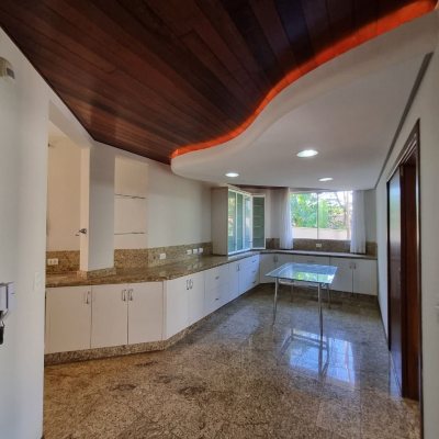 Casa Residencial com 327m², 4 quartos, 4 suítes, 3 garagens, no bairro Lagoa Da Conceição em Florianópolis