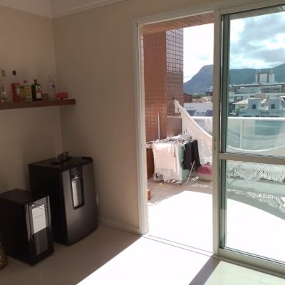 Cobertura com 95m², 2 quartos, 1 suíte, 2 garagens, no bairro Açores em Florianópolis