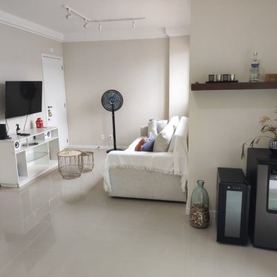 Cobertura com 95m², 2 quartos, 1 suíte, 2 garagens, no bairro Açores em Florianópolis
