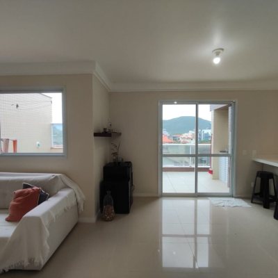 Cobertura com 95m², 2 quartos, 1 suíte, 2 garagens, no bairro Açores em Florianópolis