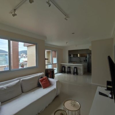 Cobertura com 95m², 2 quartos, 1 suíte, 2 garagens, no bairro Açores em Florianópolis