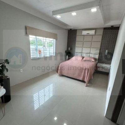 Casa Residencial com 210m², 3 quartos, 1 suíte, 2 garagens, no bairro Aririu em Palhoça