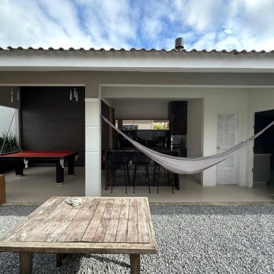 Casa Residencial com 210m², 3 quartos, 1 suíte, 2 garagens, no bairro Aririu em Palhoça