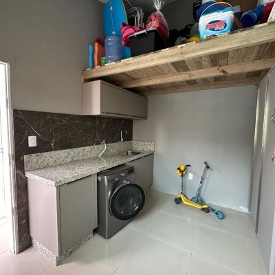 Casa Residencial com 210m², 3 quartos, 1 suíte, 2 garagens, no bairro Aririu em Palhoça