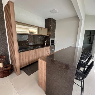 Casa Residencial com 210m², 3 quartos, 1 suíte, 2 garagens, no bairro Aririu em Palhoça