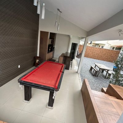 Casa Residencial com 210m², 3 quartos, 1 suíte, 2 garagens, no bairro Aririu em Palhoça