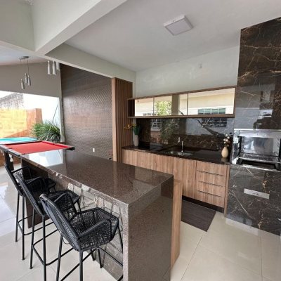 Casa Residencial com 210m², 3 quartos, 1 suíte, 2 garagens, no bairro Aririu em Palhoça