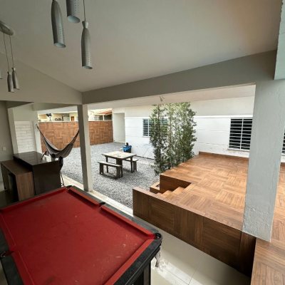 Casa Residencial com 210m², 3 quartos, 1 suíte, 2 garagens, no bairro Aririu em Palhoça