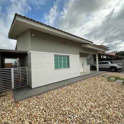 Casa Residencial com 210m², 3 quartos, 1 suíte, 2 garagens, no bairro Aririu em Palhoça