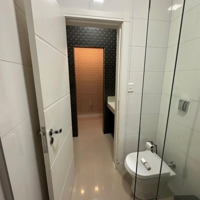 Casa Residencial com 210m², 3 quartos, 1 suíte, 2 garagens, no bairro Aririu em Palhoça