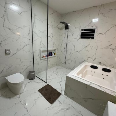 Casa Residencial com 210m², 3 quartos, 1 suíte, 2 garagens, no bairro Aririu em Palhoça