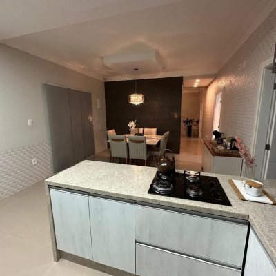 Casa Residencial com 210m², 3 quartos, 1 suíte, 2 garagens, no bairro Aririu em Palhoça