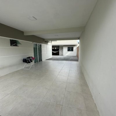 Casa Residencial com 210m², 3 quartos, 1 suíte, 2 garagens, no bairro Aririu em Palhoça