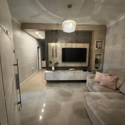 Casa Residencial com 210m², 3 quartos, 1 suíte, 2 garagens, no bairro Aririu em Palhoça