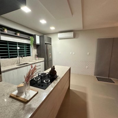 Casa Residencial com 210m², 3 quartos, 1 suíte, 2 garagens, no bairro Aririu em Palhoça