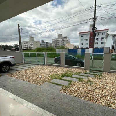Casa Residencial com 210m², 3 quartos, 1 suíte, 2 garagens, no bairro Aririu em Palhoça
