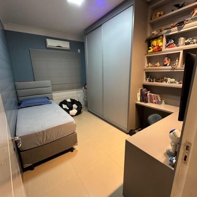 Casa Residencial com 210m², 3 quartos, 1 suíte, 2 garagens, no bairro Aririu em Palhoça