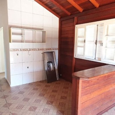 Casa Residencial com 60m², 3 quartos, 1 garagem, no bairro São João Do Rio Vermelho em Florianópolis