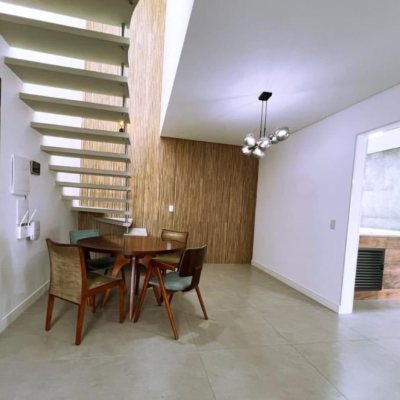 Casa Residencial com 176m², 2 quartos, 2 suítes, 2 garagens, no bairro Forquilhas em São José