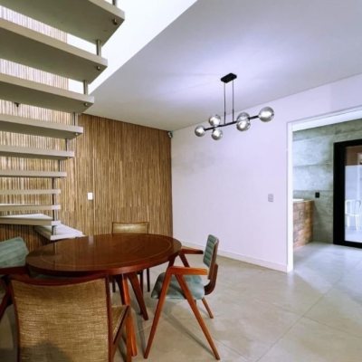 Casa Residencial com 176m², 2 quartos, 2 suítes, 2 garagens, no bairro Forquilhas em São José