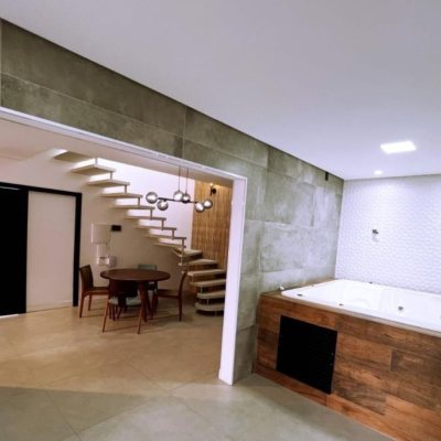 Casa Residencial com 176m², 2 quartos, 2 suítes, 2 garagens, no bairro Forquilhas em São José