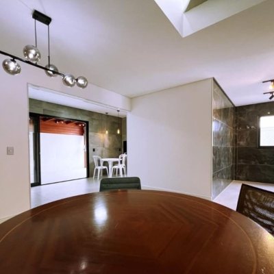 Casa Residencial com 176m², 2 quartos, 2 suítes, 2 garagens, no bairro Forquilhas em São José