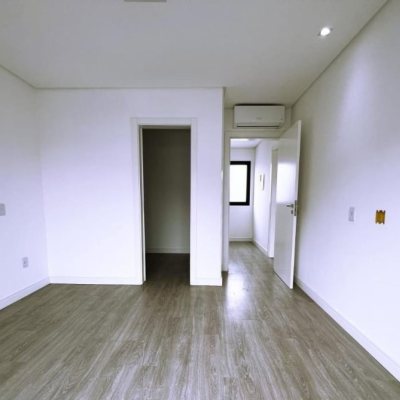 Casa Residencial com 176m², 2 quartos, 2 suítes, 2 garagens, no bairro Forquilhas em São José