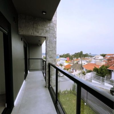 Casa Residencial com 176m², 2 quartos, 2 suítes, 2 garagens, no bairro Forquilhas em São José