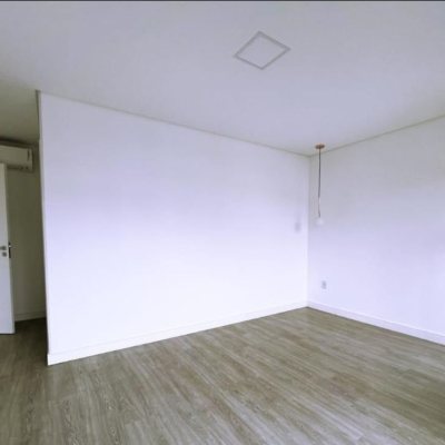 Casa Residencial com 176m², 2 quartos, 2 suítes, 2 garagens, no bairro Forquilhas em São José