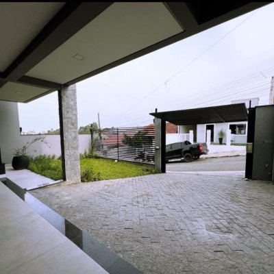 Casa Residencial com 176m², 2 quartos, 2 suítes, 2 garagens, no bairro Forquilhas em São José