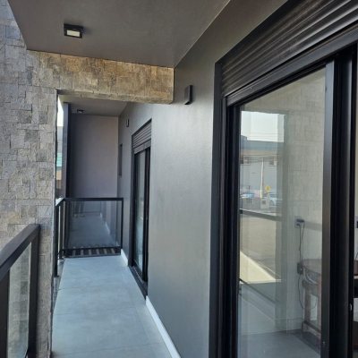 Casa Residencial com 176m², 2 quartos, 2 suítes, 2 garagens, no bairro Forquilhas em São José