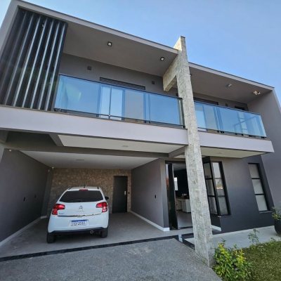 Casa Residencial com 176m², 2 quartos, 2 suítes, 2 garagens, no bairro Forquilhas em São José