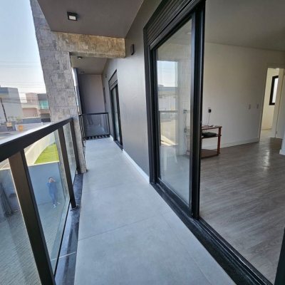 Casa Residencial com 176m², 2 quartos, 2 suítes, 2 garagens, no bairro Forquilhas em São José