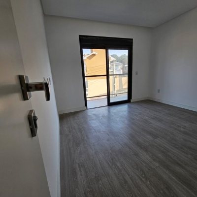 Casa Residencial com 176m², 2 quartos, 2 suítes, 2 garagens, no bairro Forquilhas em São José