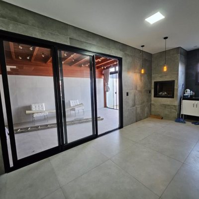 Casa Residencial com 176m², 2 quartos, 2 suítes, 2 garagens, no bairro Forquilhas em São José