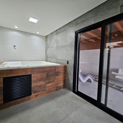 Casa Residencial com 176m², 2 quartos, 2 suítes, 2 garagens, no bairro Forquilhas em São José