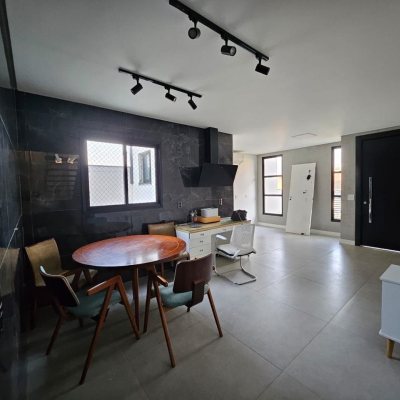 Casa Residencial com 176m², 2 quartos, 2 suítes, 2 garagens, no bairro Forquilhas em São José