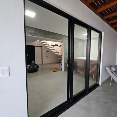 Casa Residencial com 176m², 2 quartos, 2 suítes, 2 garagens, no bairro Forquilhas em São José