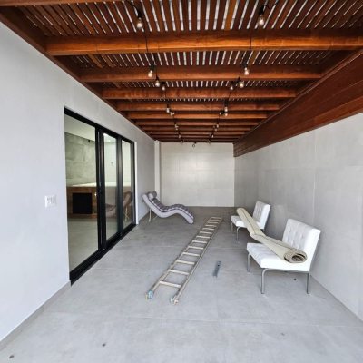 Casa Residencial com 176m², 2 quartos, 2 suítes, 2 garagens, no bairro Forquilhas em São José