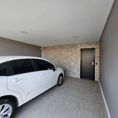 Casa Residencial com 176m², 2 quartos, 2 suítes, 2 garagens, no bairro Forquilhas em São José