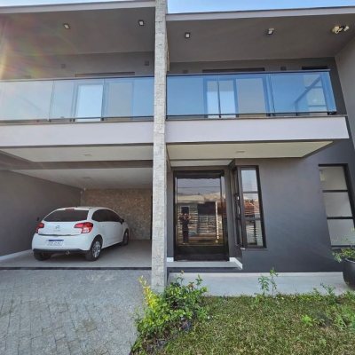 Casa Residencial com 176m², 2 quartos, 2 suítes, 2 garagens, no bairro Forquilhas em São José
