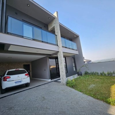 Casa Residencial com 176m², 2 quartos, 2 suítes, 2 garagens, no bairro Forquilhas em São José