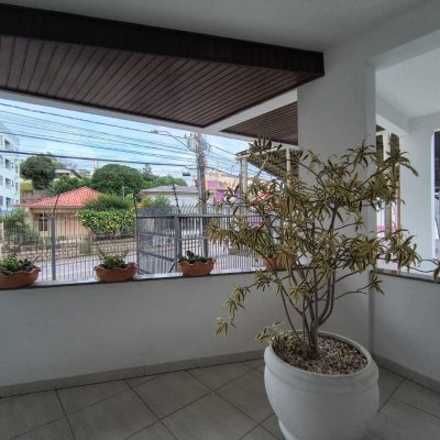 Apartamentos com 78m², 3 quartos, 1 suíte, 2 garagens, no bairro Capoeiras em Florianópolis