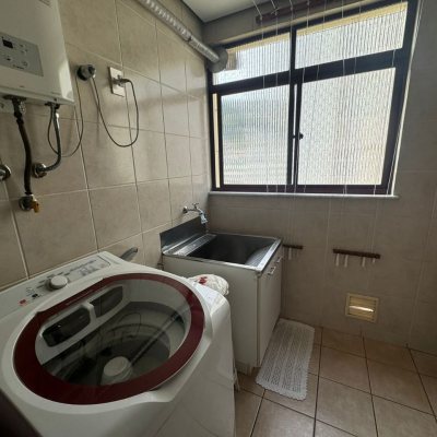 Apartamentos com 129m², 4 quartos, 2 suítes, 2 garagens, no bairro Centro em Florianópolis