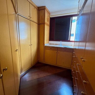 Apartamentos com 129m², 4 quartos, 2 suítes, 2 garagens, no bairro Centro em Florianópolis